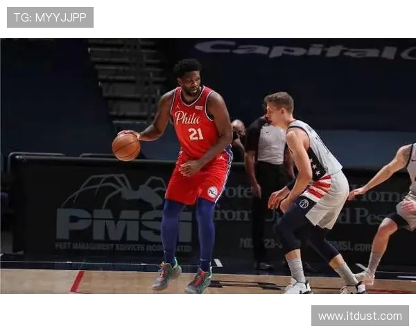 问题不大恩比德膝盖受伤倒地表情痛苦仍坚持作战为球队坐镇内线