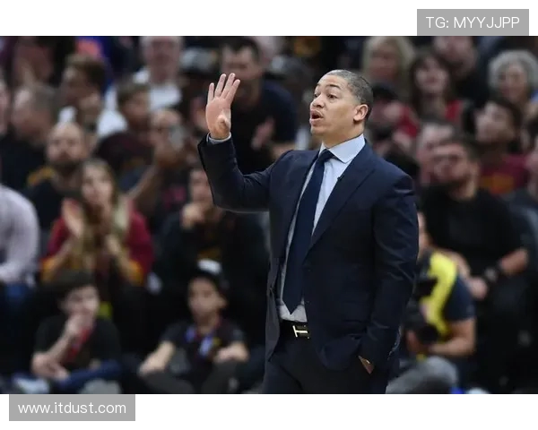 赛后更衣室画面曝光祖巴茨带伤跛行引发球队前景担忧关注健康状况