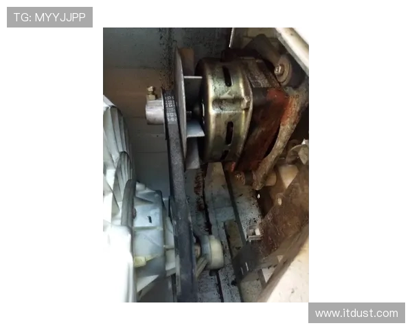 挖掘机风扇皮带松紧调整